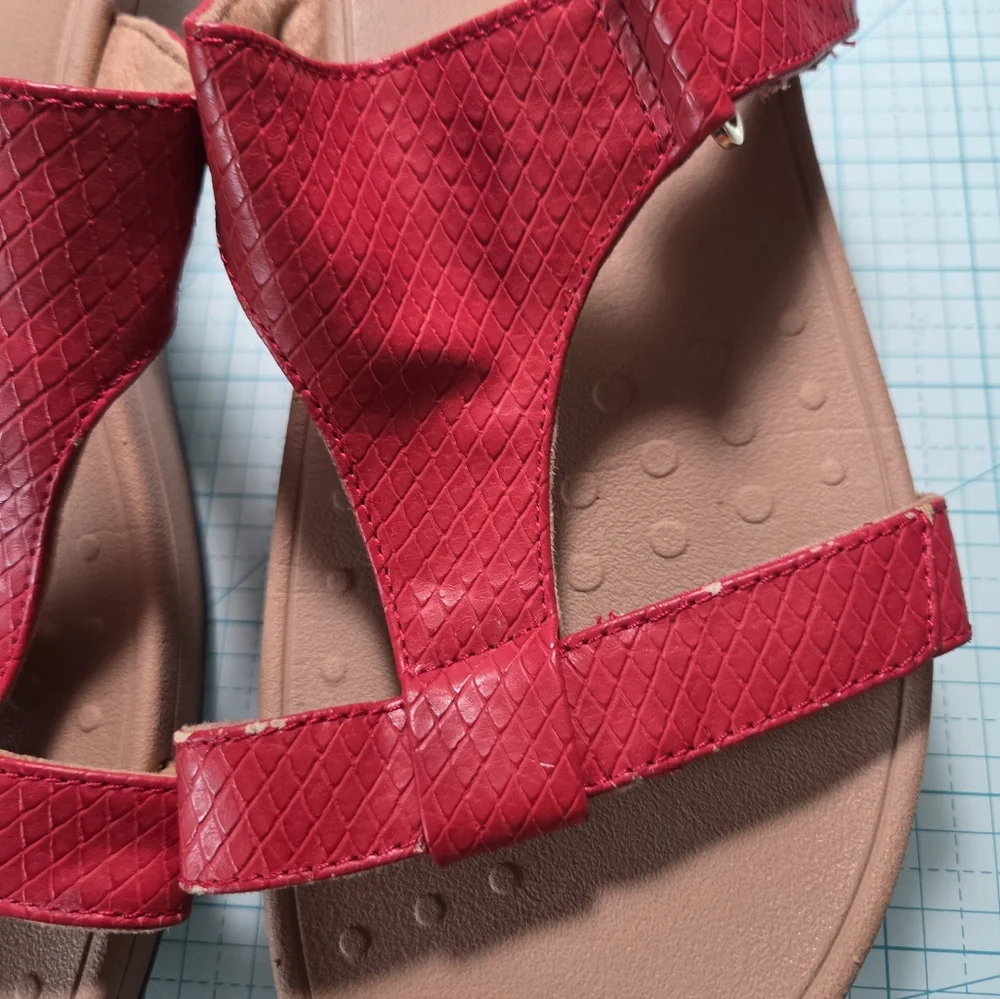 Vionic Size 10 Red Wedge Sandals - Picture 14 of 16